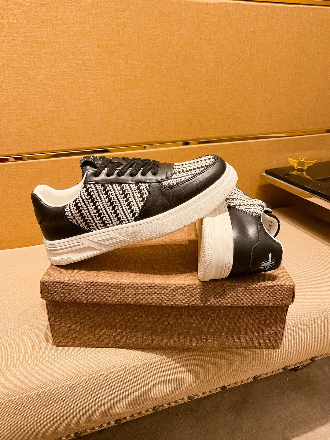 🚘🚘Factory batch 400💰【Dior】🔥Men's high-end brand of shoes official website 1:1 latest masterpiece: the upper is made of first-layer cowhide imported from Italy with a comfortable and breathable lining➕original non-slip and wear-resistant outsole🔥, making walking more convenient and comfortable! An exclusive new model, a stunning work, a beautiful 1:1 replica [color] compared to the official quality! Create a fashionable personality to set off your uniqueness! A must-have for trendy men! Classic 🔥Size: 38-44 Color: 🔥 2⃣️colors available🔥